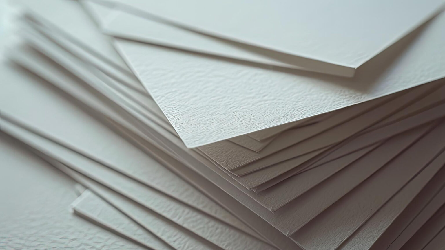 Sélection de papiers d'édition, couchés, bouffants et options recyclées pour l'impression personnalisée de livres.