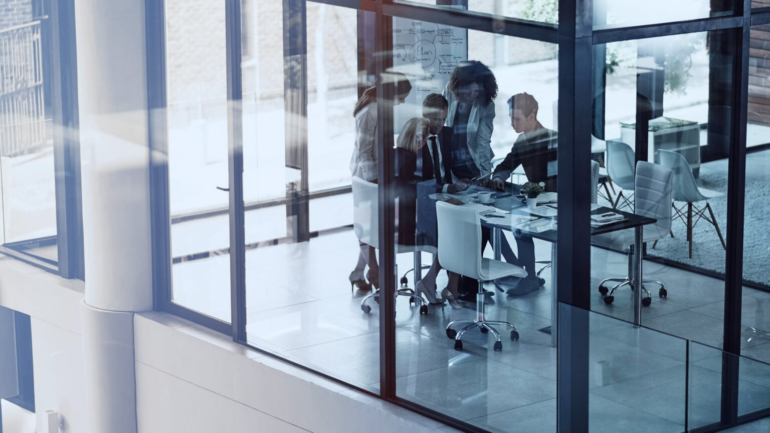 Production de supports de communication B2B, plaquettes commerciales et brochures d'entreprise pour PME et grands comptes.